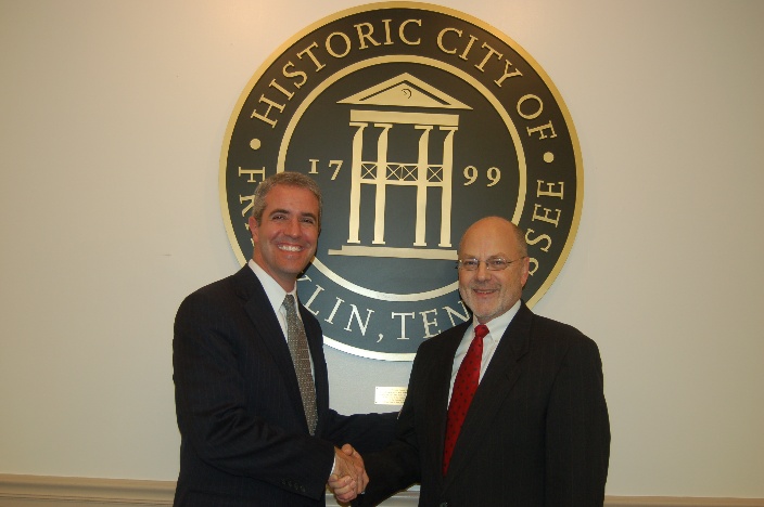 Photo of Dan Klatt and Eric Stuckey shaking hands