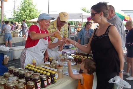 buying honey farmers market